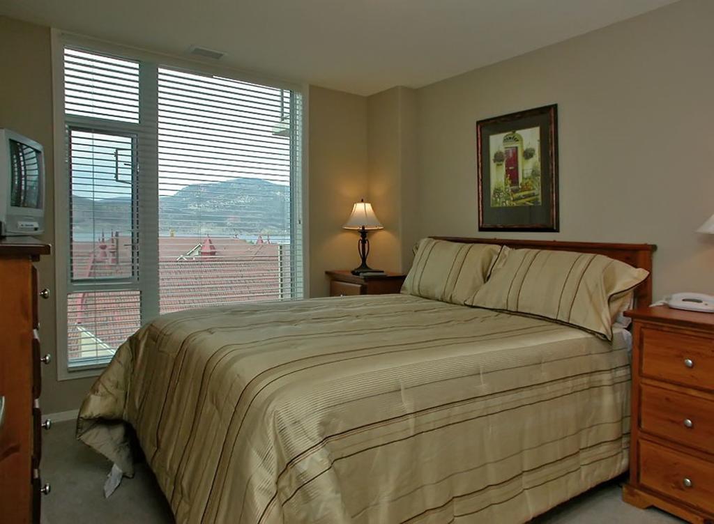 Sunset Waterfront Resort By Kelownacondorentals Exterior foto
