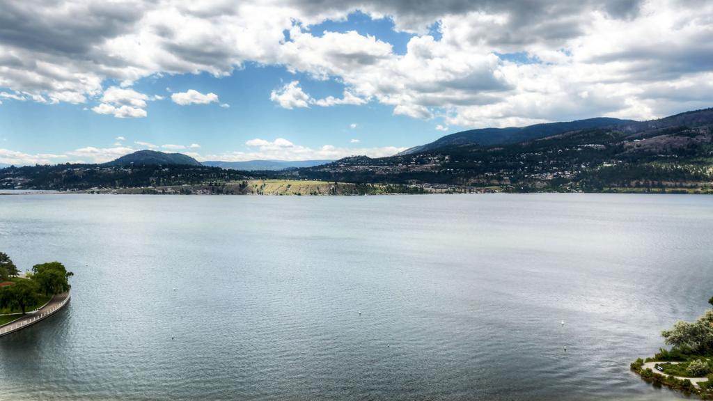 Sunset Waterfront Resort By Kelownacondorentals Exterior foto